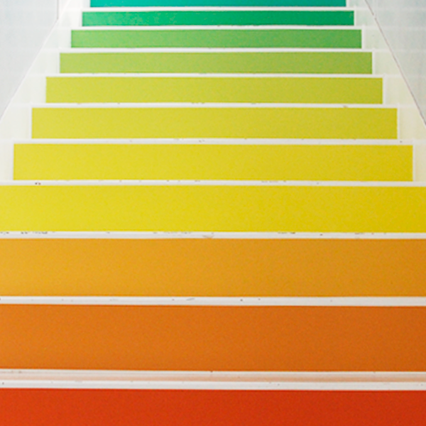icona fotografica laboratorio creativo, una scala con gradini colorati a gradiente arcobaleno